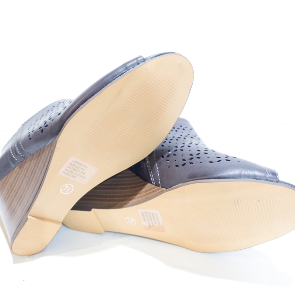 Journee Collection Britny Wedge-7.5 - Picture 8 of 9